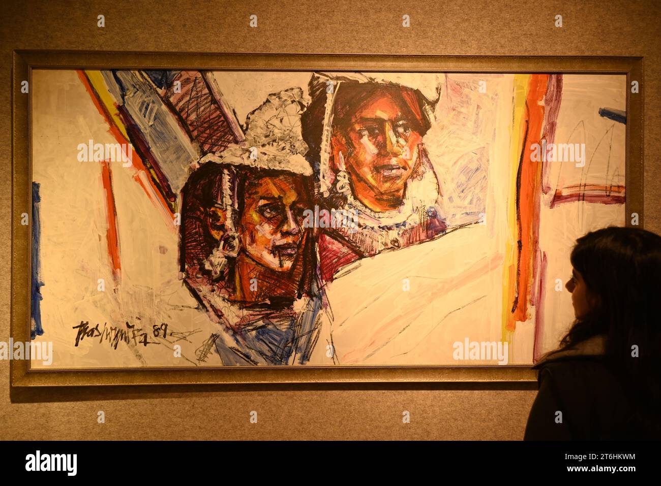 Il punto forte è una magnifica e rarissima mappa mondiale incentrata sulla Mecca islamica, un capolavoro della Persia safavide, che sarà protagonista della vendita di arte islamica e indiana il 14 novembre a Bonhams New Bond Street. La mappa, precedentemente esposta al Museo d'Arte di Harvard, e risalente all'ultimo quarto del XVII secolo, è la più bella e completa mappa del mondo incentrata sulla Mecca di soli tre esempi sopravvissuti (gli altri due sono stati scoperti nel 1989 e nel 1995) ed è il più importante strumento scientifico islamico mai offerto all'asta, con una stima di £ 1.500.000-2.000.000... Foto Stock