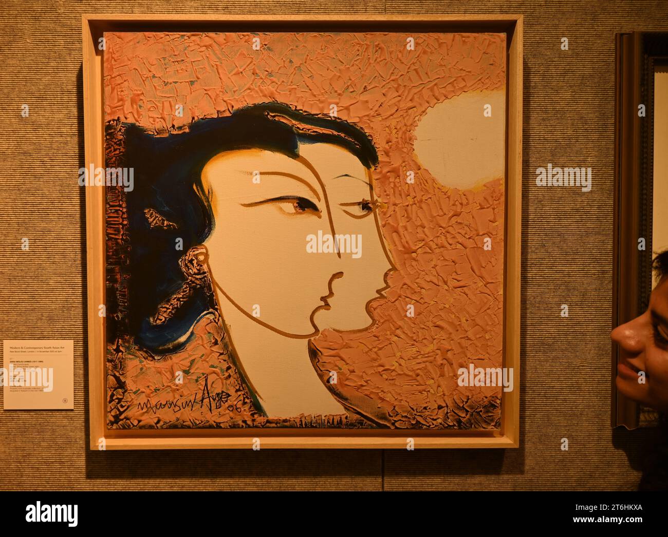 Il punto forte è una magnifica e rarissima mappa mondiale incentrata sulla Mecca islamica, un capolavoro della Persia safavide, che sarà protagonista della vendita di arte islamica e indiana il 14 novembre a Bonhams New Bond Street. La mappa, precedentemente esposta al Museo d'Arte di Harvard, e risalente all'ultimo quarto del XVII secolo, è la più bella e completa mappa del mondo incentrata sulla Mecca di soli tre esempi sopravvissuti (gli altri due sono stati scoperti nel 1989 e nel 1995) ed è il più importante strumento scientifico islamico mai offerto all'asta, con una stima di £ 1.500.000-2.000.000... Foto Stock