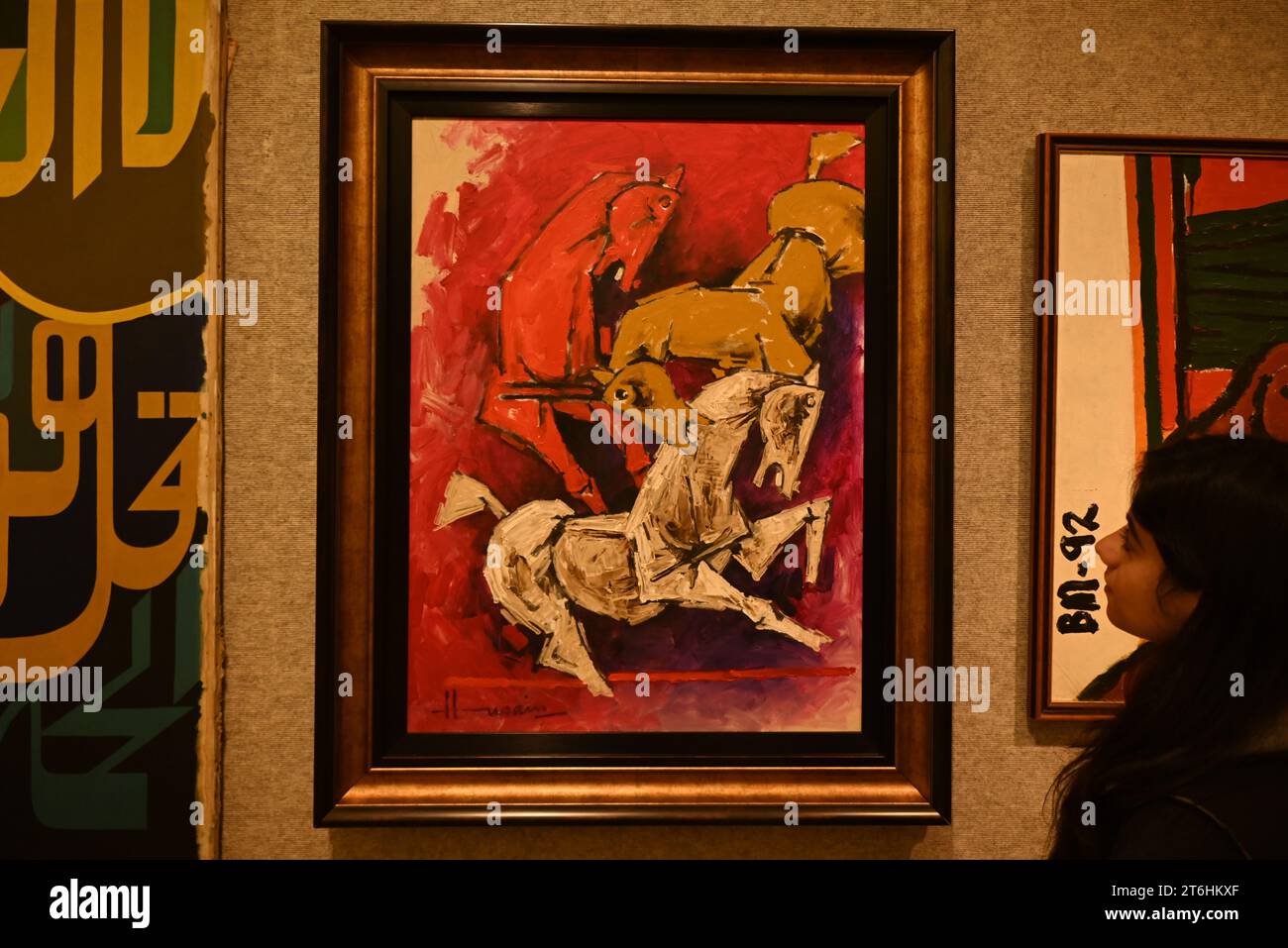 Il punto forte è una magnifica e rarissima mappa mondiale incentrata sulla Mecca islamica, un capolavoro della Persia safavide, che sarà protagonista della vendita di arte islamica e indiana il 14 novembre a Bonhams New Bond Street. La mappa, precedentemente esposta al Museo d'Arte di Harvard, e risalente all'ultimo quarto del XVII secolo, è la più bella e completa mappa del mondo incentrata sulla Mecca di soli tre esempi sopravvissuti (gli altri due sono stati scoperti nel 1989 e nel 1995) ed è il più importante strumento scientifico islamico mai offerto all'asta, con una stima di £ 1.500.000-2.000.000... Foto Stock