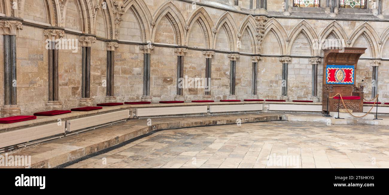 Posti seduti davanti alle mura della Chapter House nella cattedrale medievale cristiana di Lincoln, Inghilterra. Foto Stock