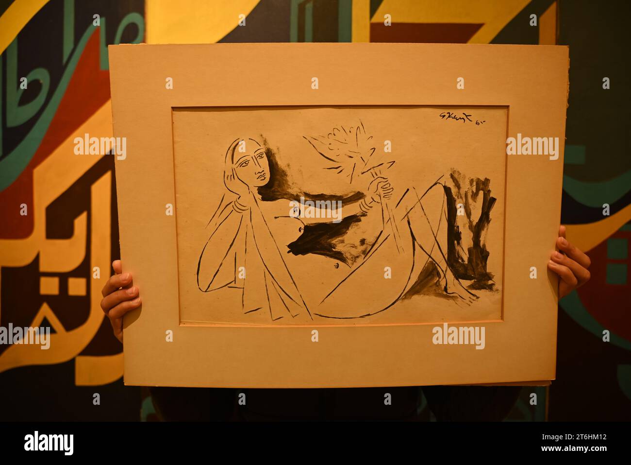 Il punto forte è una magnifica e rarissima mappa mondiale incentrata sulla Mecca islamica, un capolavoro della Persia safavide, che sarà protagonista della vendita di arte islamica e indiana il 14 novembre a Bonhams New Bond Street. La mappa, precedentemente esposta al Museo d'Arte di Harvard, e risalente all'ultimo quarto del XVII secolo, è la più bella e completa mappa del mondo incentrata sulla Mecca di soli tre esempi sopravvissuti (gli altri due sono stati scoperti nel 1989 e nel 1995) ed è il più importante strumento scientifico islamico mai offerto all'asta, con una stima di £ 1.500.000-2.000.000... Foto Stock