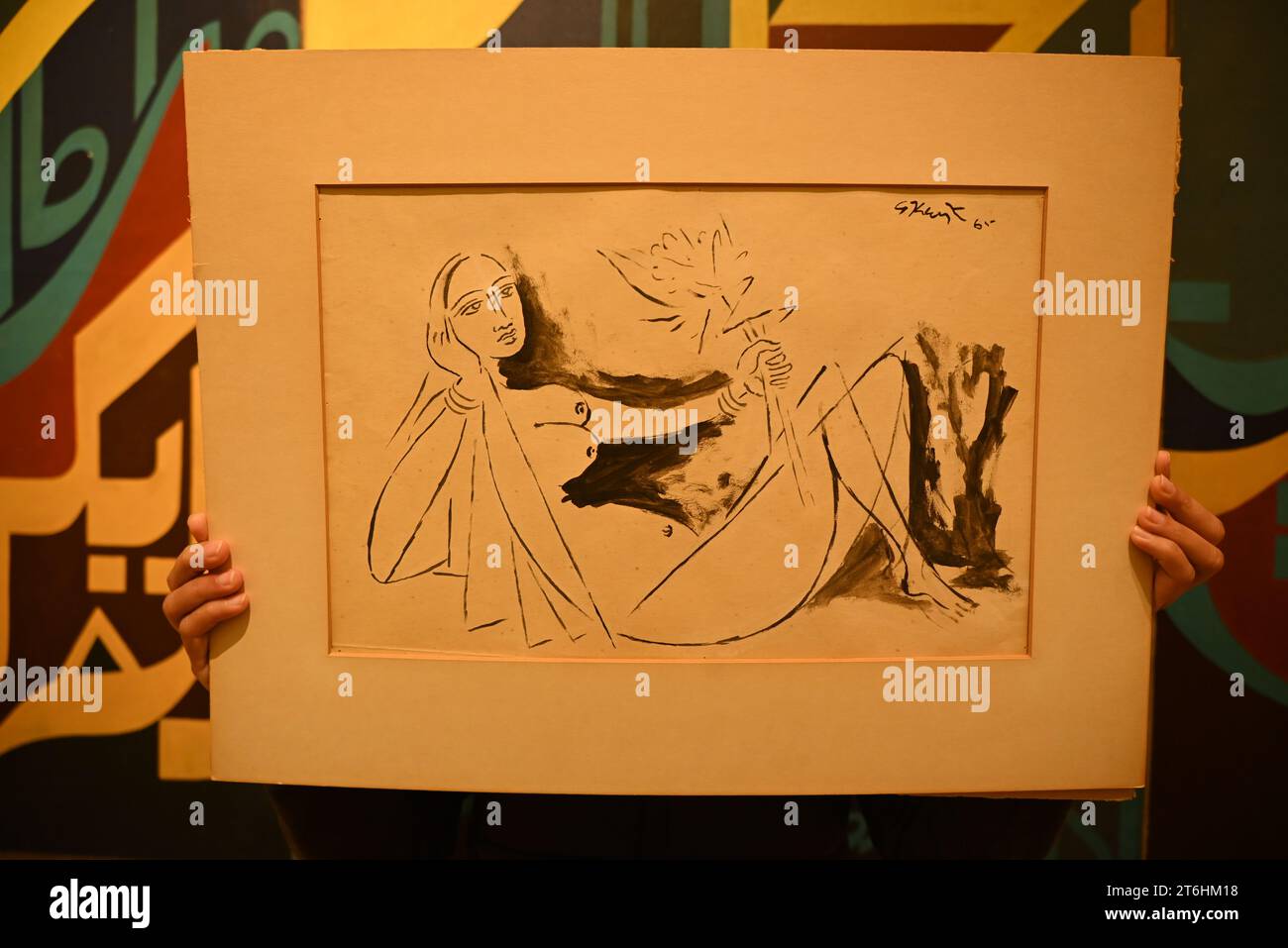 Il punto forte è una magnifica e rarissima mappa mondiale incentrata sulla Mecca islamica, un capolavoro della Persia safavide, che sarà protagonista della vendita di arte islamica e indiana il 14 novembre a Bonhams New Bond Street. La mappa, precedentemente esposta al Museo d'Arte di Harvard, e risalente all'ultimo quarto del XVII secolo, è la più bella e completa mappa del mondo incentrata sulla Mecca di soli tre esempi sopravvissuti (gli altri due sono stati scoperti nel 1989 e nel 1995) ed è il più importante strumento scientifico islamico mai offerto all'asta, con una stima di £ 1.500.000-2.000.000... Foto Stock