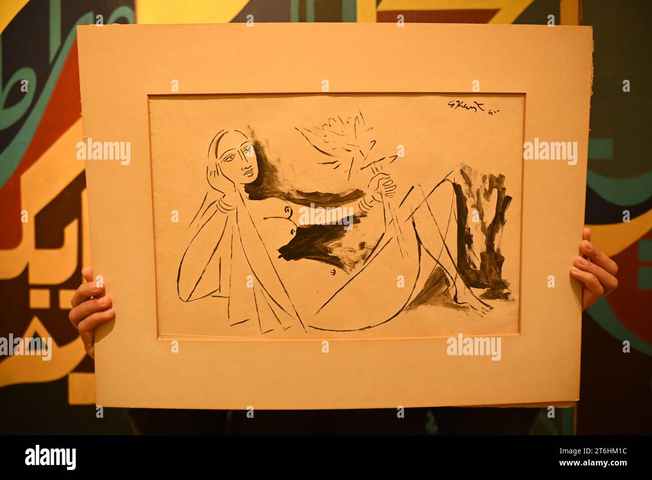 Il punto forte è una magnifica e rarissima mappa mondiale incentrata sulla Mecca islamica, un capolavoro della Persia safavide, che sarà protagonista della vendita di arte islamica e indiana il 14 novembre a Bonhams New Bond Street. La mappa, precedentemente esposta al Museo d'Arte di Harvard, e risalente all'ultimo quarto del XVII secolo, è la più bella e completa mappa del mondo incentrata sulla Mecca di soli tre esempi sopravvissuti (gli altri due sono stati scoperti nel 1989 e nel 1995) ed è il più importante strumento scientifico islamico mai offerto all'asta, con una stima di £ 1.500.000-2.000.000... Foto Stock