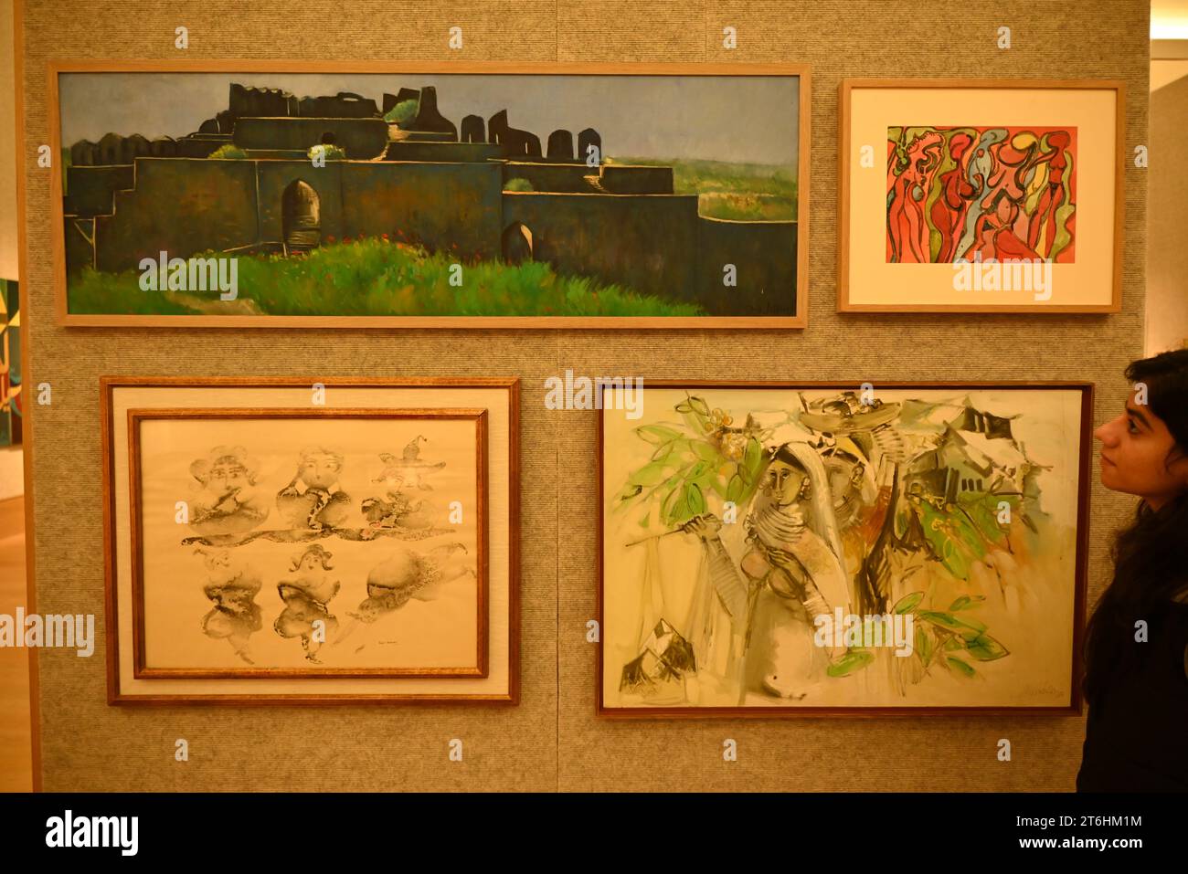 Il punto forte è una magnifica e rarissima mappa mondiale incentrata sulla Mecca islamica, un capolavoro della Persia safavide, che sarà protagonista della vendita di arte islamica e indiana il 14 novembre a Bonhams New Bond Street. La mappa, precedentemente esposta al Museo d'Arte di Harvard, e risalente all'ultimo quarto del XVII secolo, è la più bella e completa mappa del mondo incentrata sulla Mecca di soli tre esempi sopravvissuti (gli altri due sono stati scoperti nel 1989 e nel 1995) ed è il più importante strumento scientifico islamico mai offerto all'asta, con una stima di £ 1.500.000-2.000.000... Foto Stock