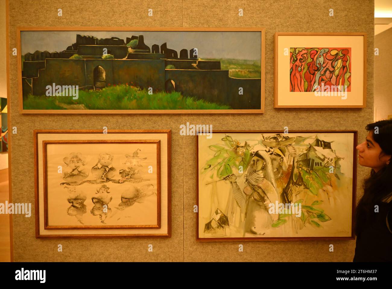 Il punto forte è una magnifica e rarissima mappa mondiale incentrata sulla Mecca islamica, un capolavoro della Persia safavide, che sarà protagonista della vendita di arte islamica e indiana il 14 novembre a Bonhams New Bond Street. La mappa, precedentemente esposta al Museo d'Arte di Harvard, e risalente all'ultimo quarto del XVII secolo, è la più bella e completa mappa del mondo incentrata sulla Mecca di soli tre esempi sopravvissuti (gli altri due sono stati scoperti nel 1989 e nel 1995) ed è il più importante strumento scientifico islamico mai offerto all'asta, con una stima di £ 1.500.000-2.000.000... Foto Stock