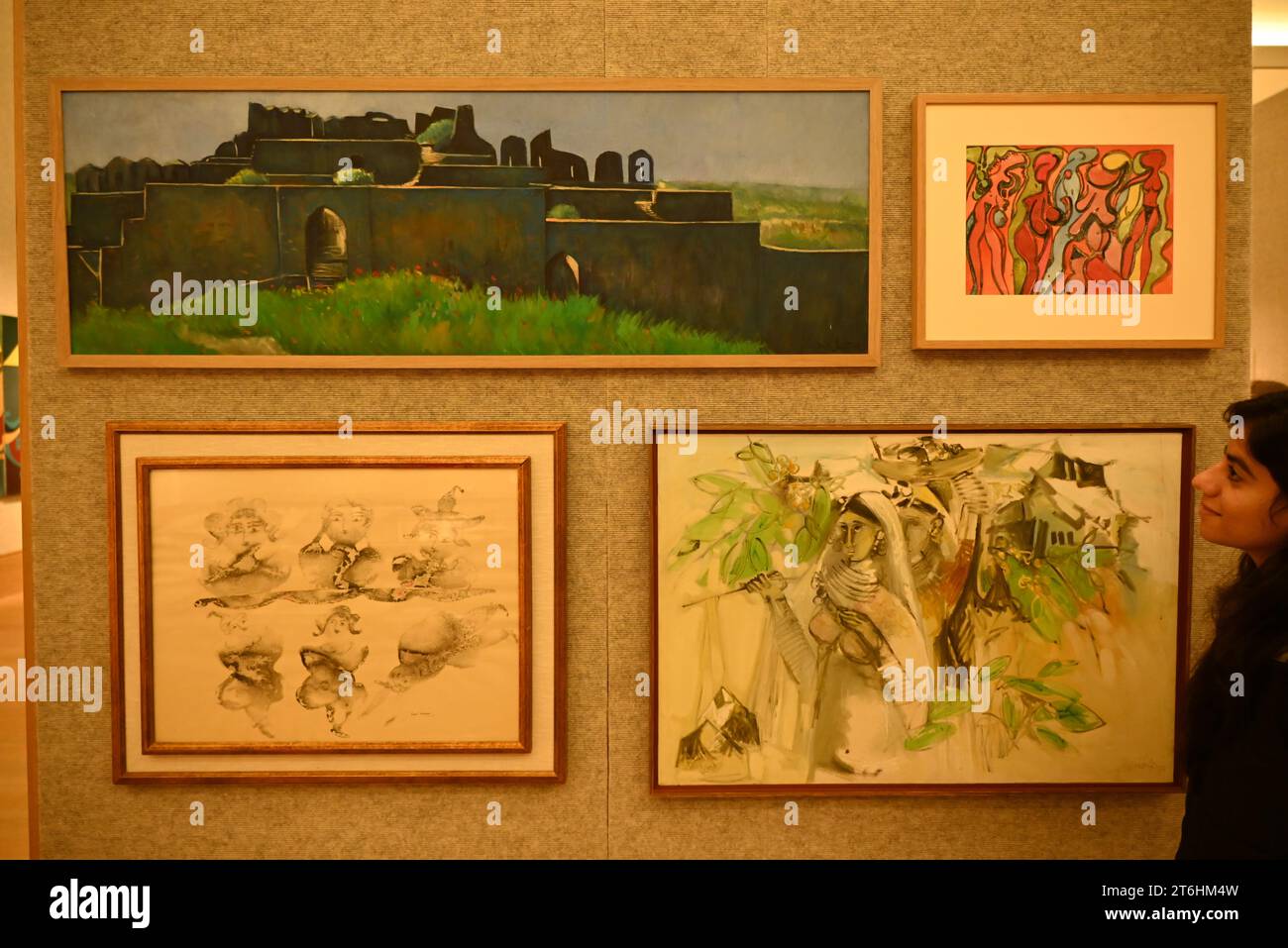 Il punto forte è una magnifica e rarissima mappa mondiale incentrata sulla Mecca islamica, un capolavoro della Persia safavide, che sarà protagonista della vendita di arte islamica e indiana il 14 novembre a Bonhams New Bond Street. La mappa, precedentemente esposta al Museo d'Arte di Harvard, e risalente all'ultimo quarto del XVII secolo, è la più bella e completa mappa del mondo incentrata sulla Mecca di soli tre esempi sopravvissuti (gli altri due sono stati scoperti nel 1989 e nel 1995) ed è il più importante strumento scientifico islamico mai offerto all'asta, con una stima di £ 1.500.000-2.000.000... Foto Stock