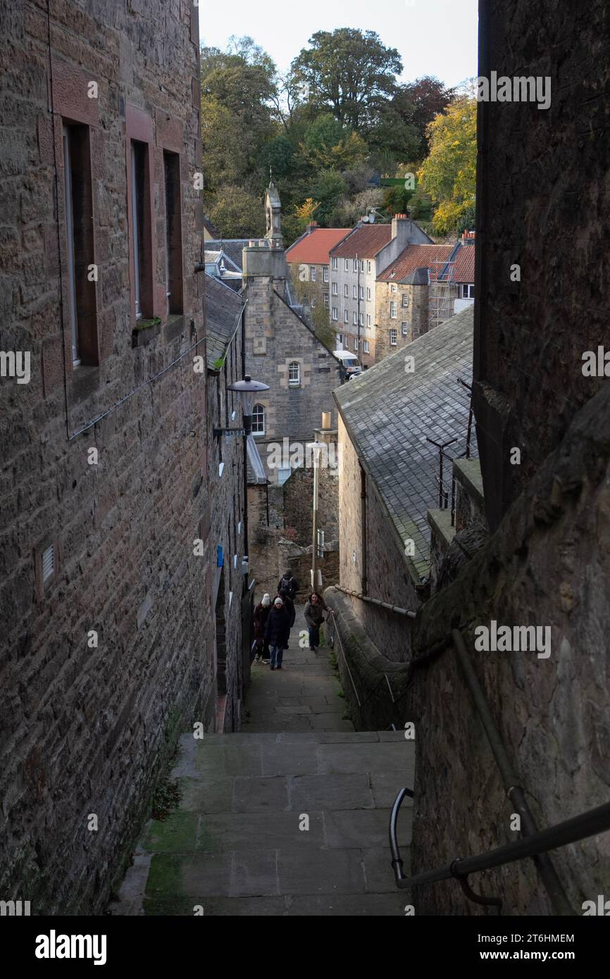 Edimburgo: Su Belford Road, a sinistra del Drumsheugh Baths Club, la vista del Dean Village e attraverso il Water of Leith fino ai giardini Belgrave Crescent. Foto Stock