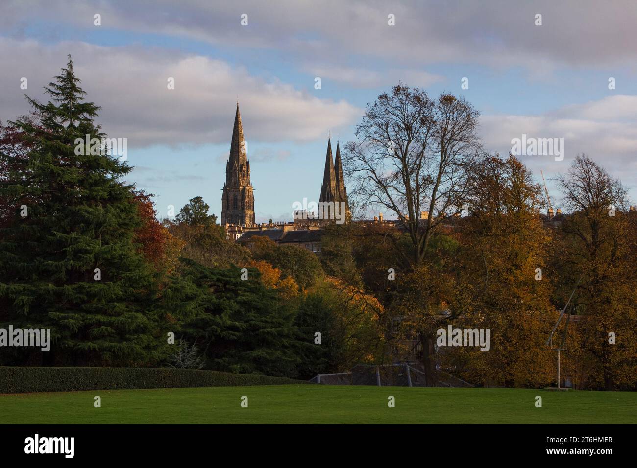 Edimburgo: Le guglie vittoriane della cattedrale episcopale di Santa Maria nella luce dorata del tramonto viste dalle National Galleries of Scotland: Modern Two. Foto Stock Edimburgo: Le guglie vittoriane della cattedrale episcopale di Santa Maria nella luce dorata del tramonto viste dalle National Galleries of Scotland: Modern Two. Foto Stock