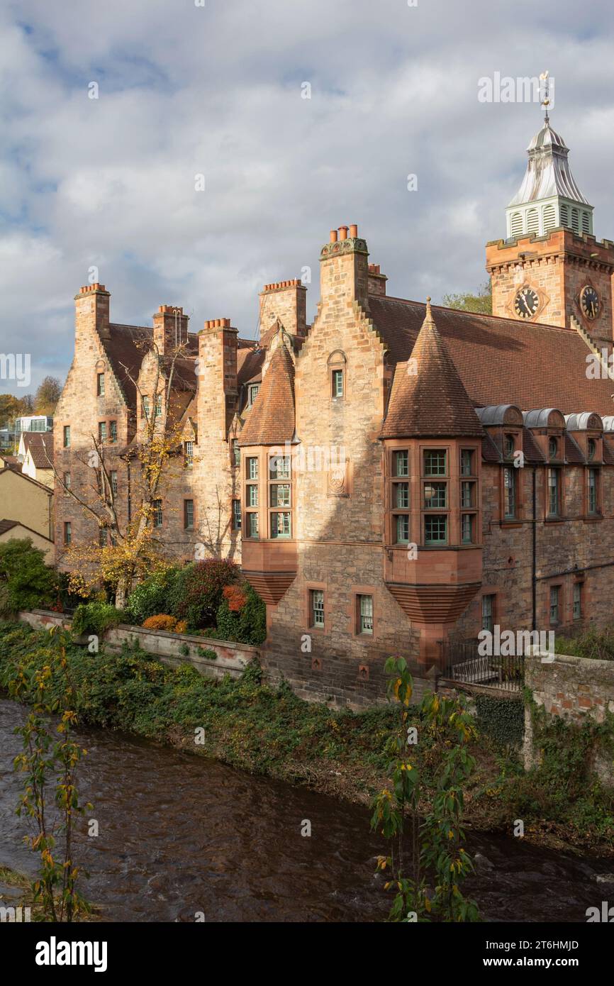 Well Court, commissionata nel 1886 da Sir John Findlay come abitazione sociale nel Dean Village, è un raro esempio di edificio artistico e artigianale a Edimburgo. Foto Stock