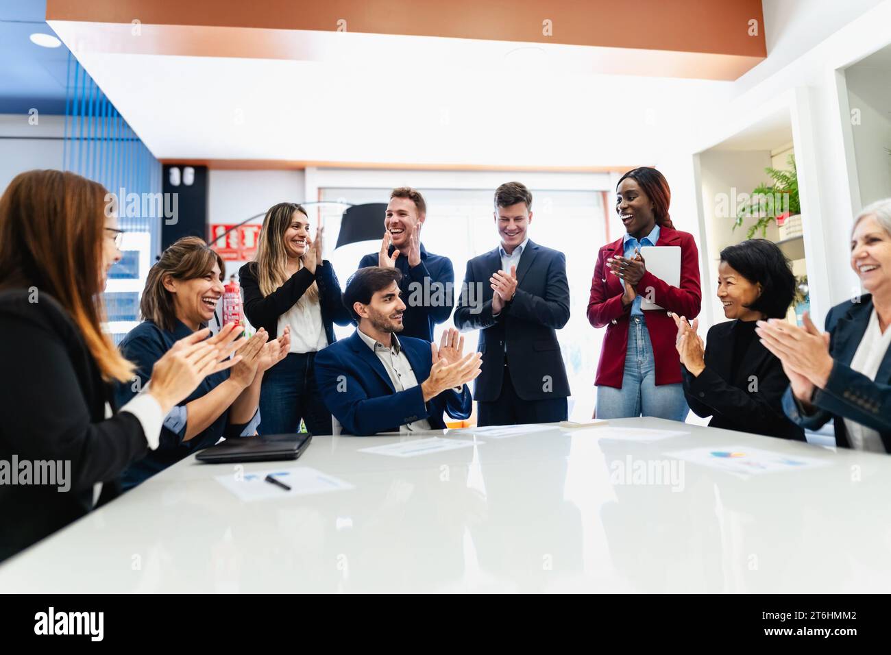 Gruppo di team aziendali multigenerazionali che celebra il successo in ufficio: Uomini d'affari con diverse età e concetto etnico Foto Stock