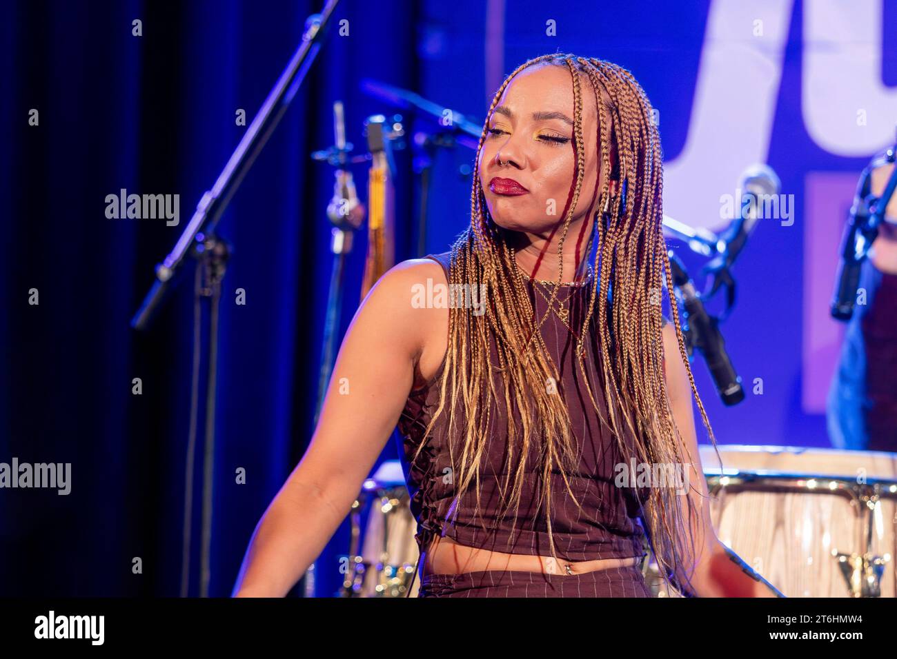 Sängerin Natalie Duncan - Die britische Band Incognito live in der Funk & Soul Night im Ostradome im Rahmen der Jazztage Dresden. *** Cantante Natalie Duncan la band britannica Incognito live al Funk Soul Night in the Ostradome come parte del Jazztage Dresden Credit: Imago/Alamy Live News Foto Stock