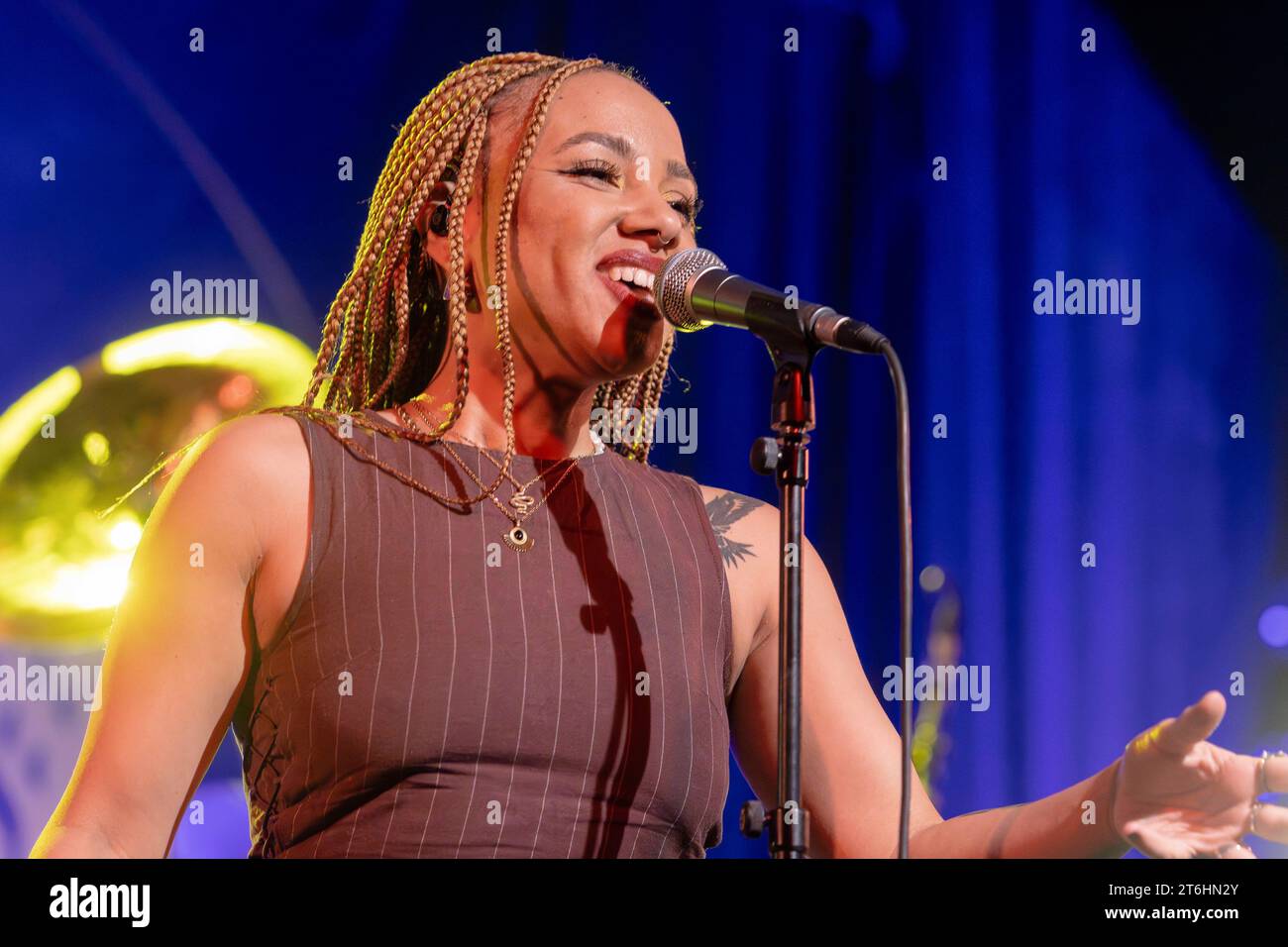 Sängerin Natalie Duncan - Die britische Band Incognito live in der Funk & Soul Night im Ostradome im Rahmen der Jazztage Dresden. *** Cantante Natalie Duncan la band britannica Incognito live al Funk Soul Night in the Ostradome come parte del Jazztage Dresden Credit: Imago/Alamy Live News Foto Stock