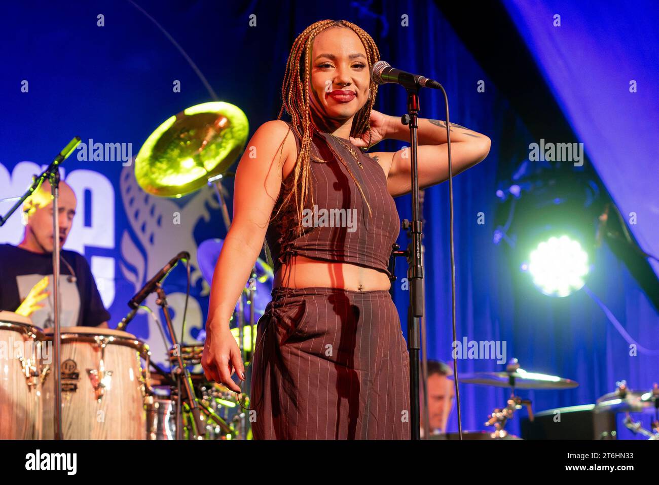 Sängerin Natalie Duncan - Die britische Band Incognito live in der Funk & Soul Night im Ostradome im Rahmen der Jazztage Dresden. *** Cantante Natalie Duncan la band britannica Incognito live al Funk Soul Night in the Ostradome come parte del Jazztage Dresden Credit: Imago/Alamy Live News Foto Stock