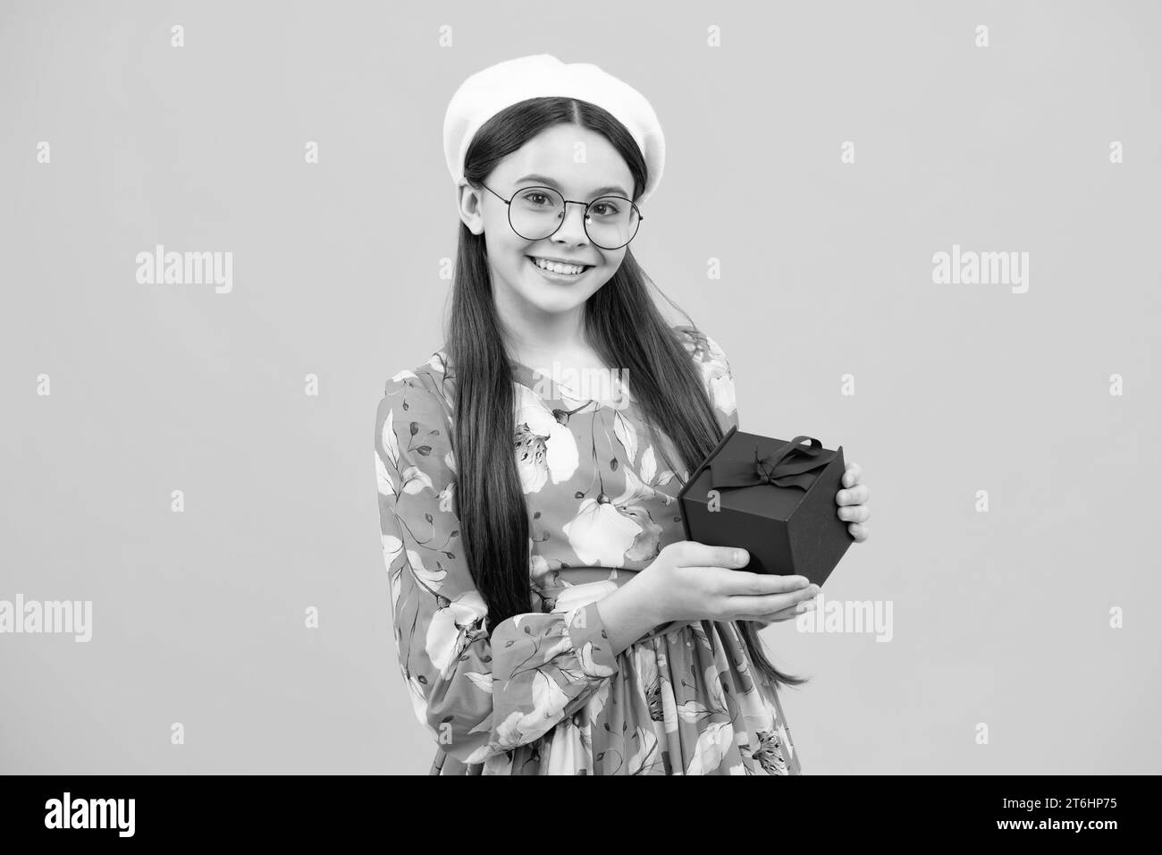 Stupito adolescente. Bambino ragazza teen 12-14 anni con regalo su sfondo  giallo isolato. Compleanno, regalo di festa concetto. Ragazza teen eccitata  Foto stock - Alamy