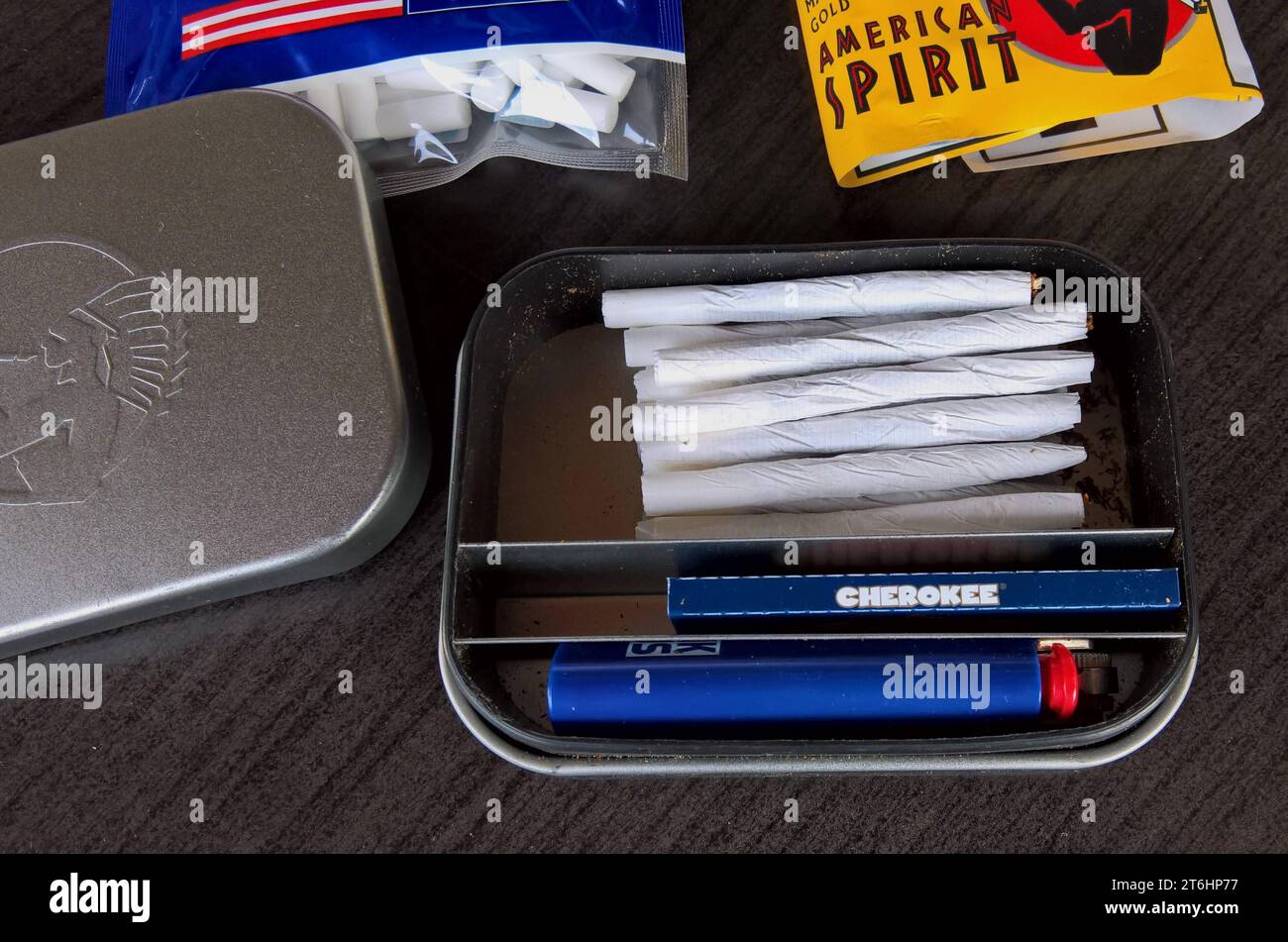 American Spirit Master Blend Gold Feinschnitt - Tabak, Tabakdose, selbstgedrehte Zigaretten, Zigarettenfilter Bzw Slim-Filter, Papers und Feuerzeug *** American Spirit Master Blend Gold tabacco a taglio fine, latta da tabacco, sigarette roll-your-own, filtro da sigarette o filtro sottile, carte e accendino credito: Imago Alamy Live News Foto Stock