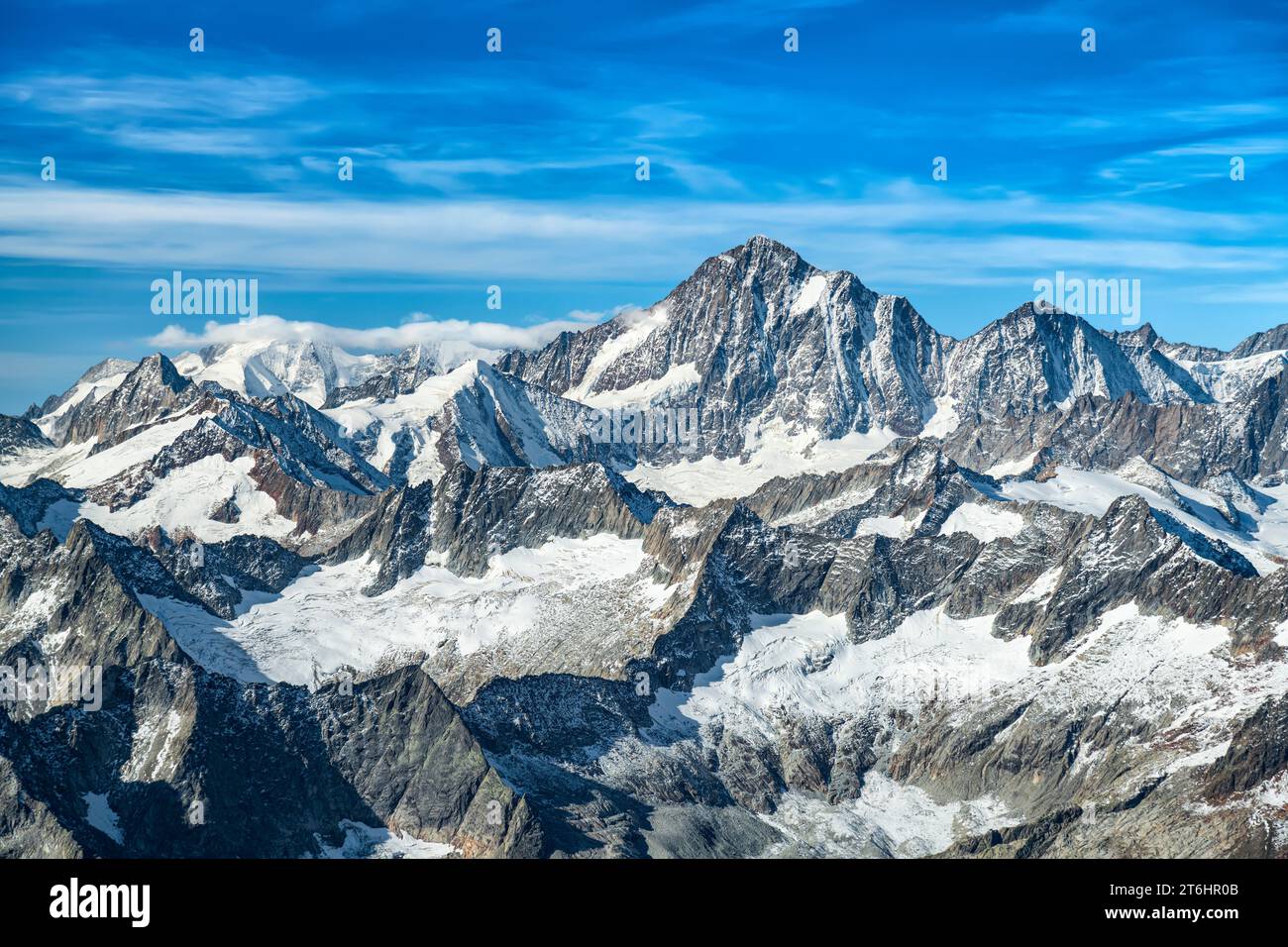 Finsteraarhorn, la vetta più alta delle Alpi Bernesi, in un paesaggio selvaggio di alta montagna da est nelle soleggiate giornate estive. Svizzera, Europa Foto Stock