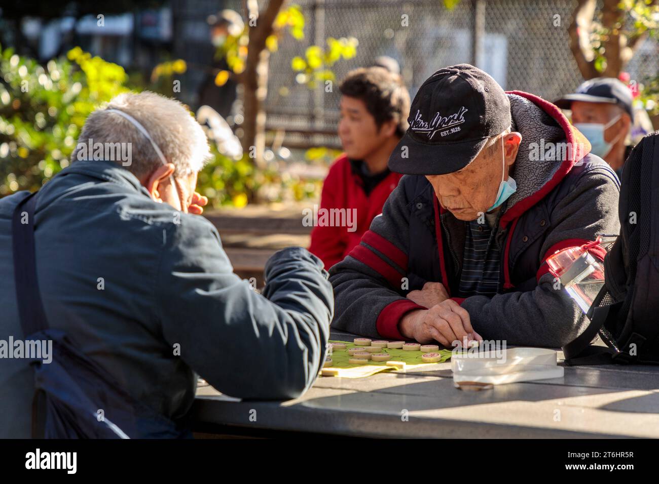 Uomini cinesi che giocano a scacchi, Xiangqi, Chinatown, New York City, Nord America, Stati Uniti, Stati Uniti Foto Stock