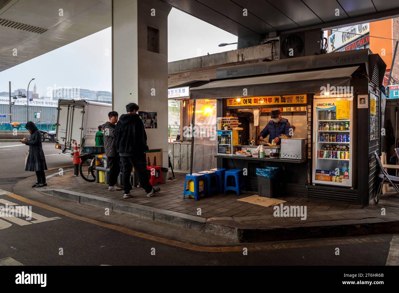 Ristorante di strada sotto la strada sopraelevata a Euljiro, Corea del Sud Foto Stock