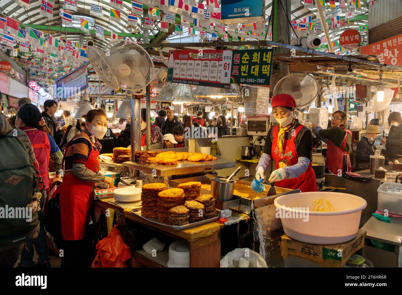 Bancarelle alimentari al mercato di Gwangjang, Euljiro, Corea del Sud Foto Stock