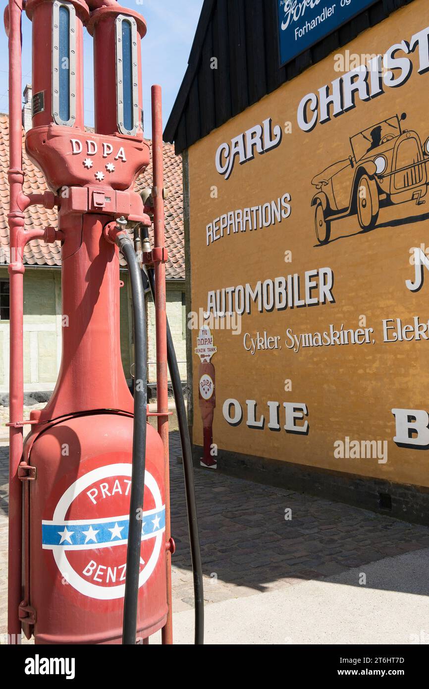 Danimarca, Jutland, Aarhus, museo all'aperto, "Den Gamle By", edificio degli anni '1927, officina di riparazione auto, stazione di servizio Foto Stock