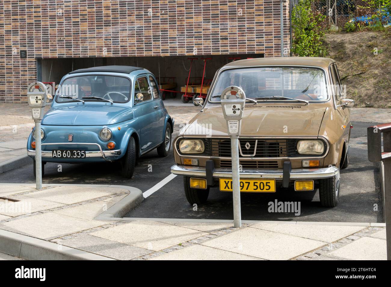 Danimarca, Jutland, Aarhus, museo all'aperto, "Den Gamle By", quartiere degli anni '1974, auto, parchimetri Foto Stock