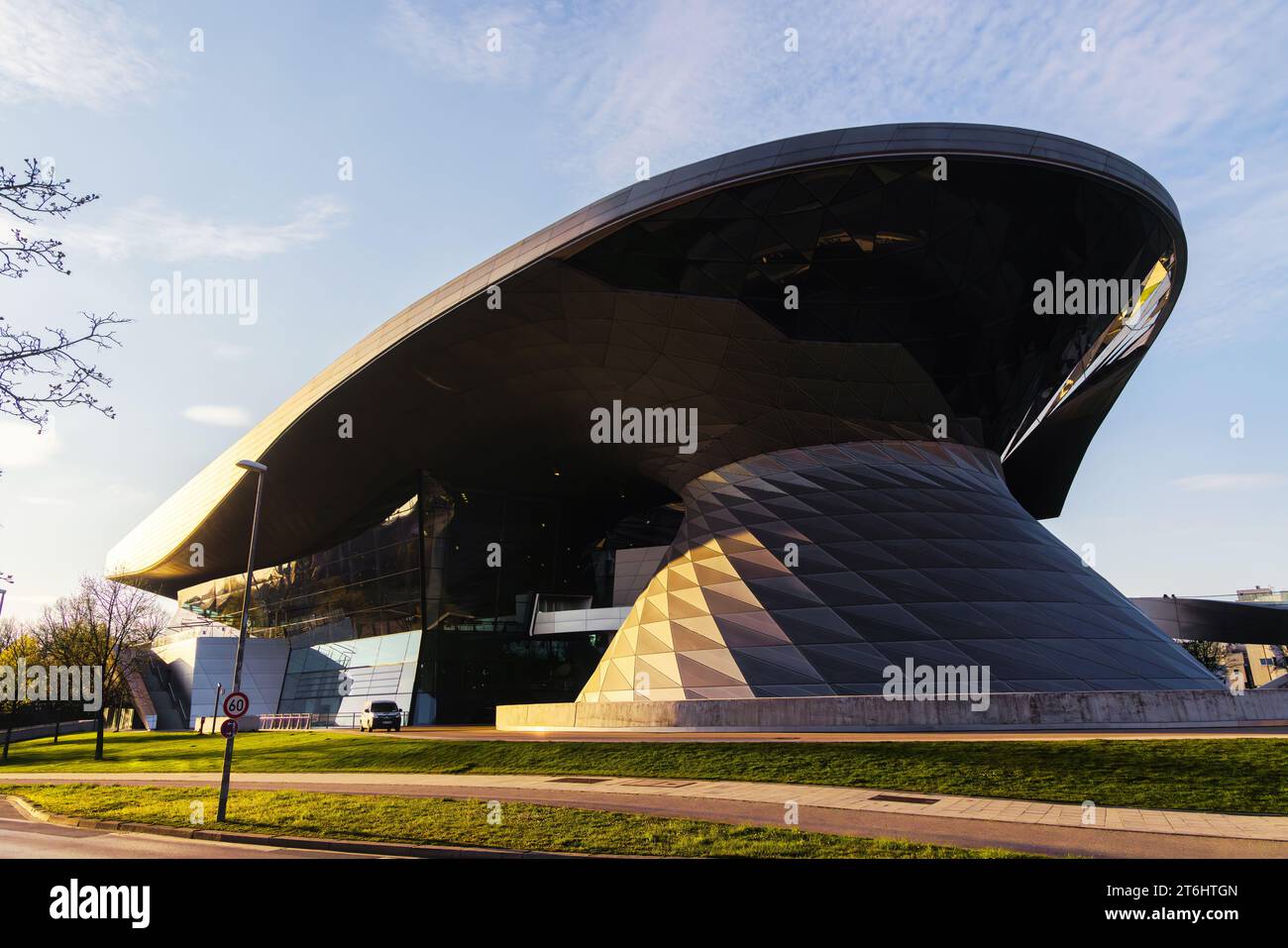 Monaco di Baviera, Germania - 5 aprile 2023: Edificio moderno della BMW Welt, un museo combinato di mostre, consegne, avventura e sede di eventi Foto Stock