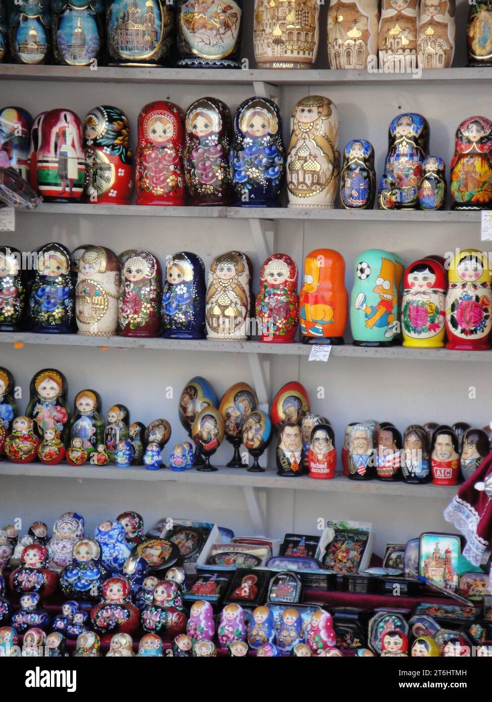 St Pietroburgo, Russia: AGOSTO, 9,2009: Tradizioni russe. Souvenir e giocattoli. Bambole Matryoshka. Foto Stock