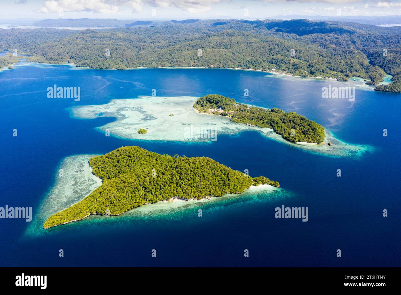 Isole tropicali vicino a Waigeo, Raja Ampat, Papua Occidentale, Indonesia Foto Stock