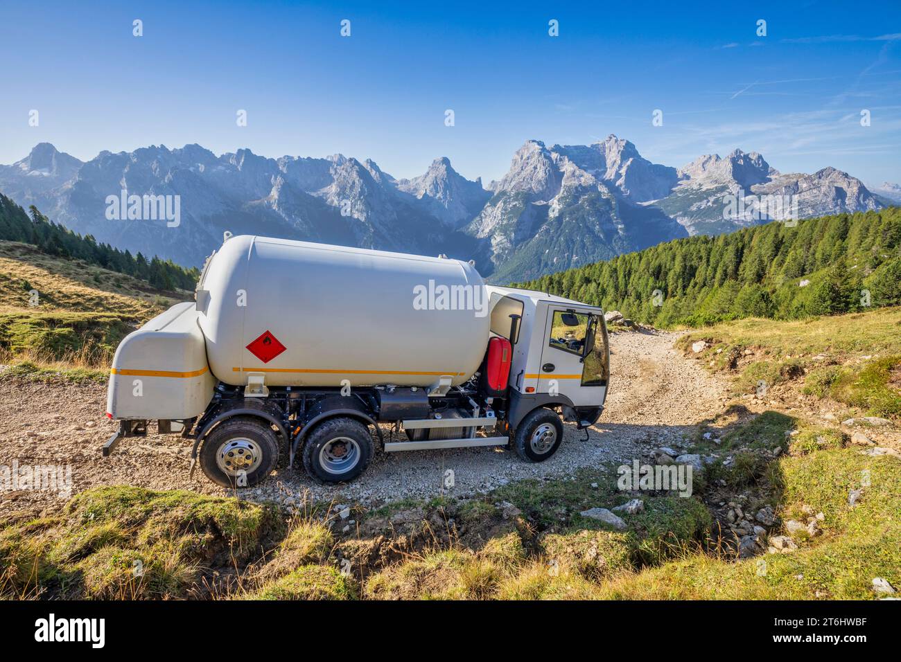 Italia, Veneto, provincia di Belluno, Dolomiti, veicolo speciale 6x4 per la fornitura di gas GPL ai rifugi alpini serviti da strade sterrate Foto Stock