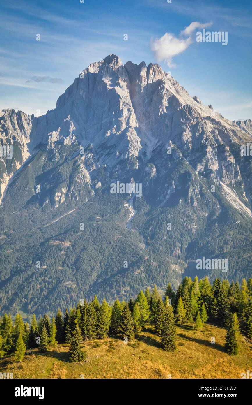 Italia, Veneto, provincia di Belluno, il monte Antelao visto dalla cima del Monte Rite, Dolomiti Foto Stock