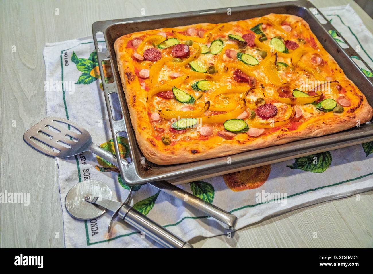 pizza italiana fatta in casa, padella di pizza appena sfornata Foto Stock