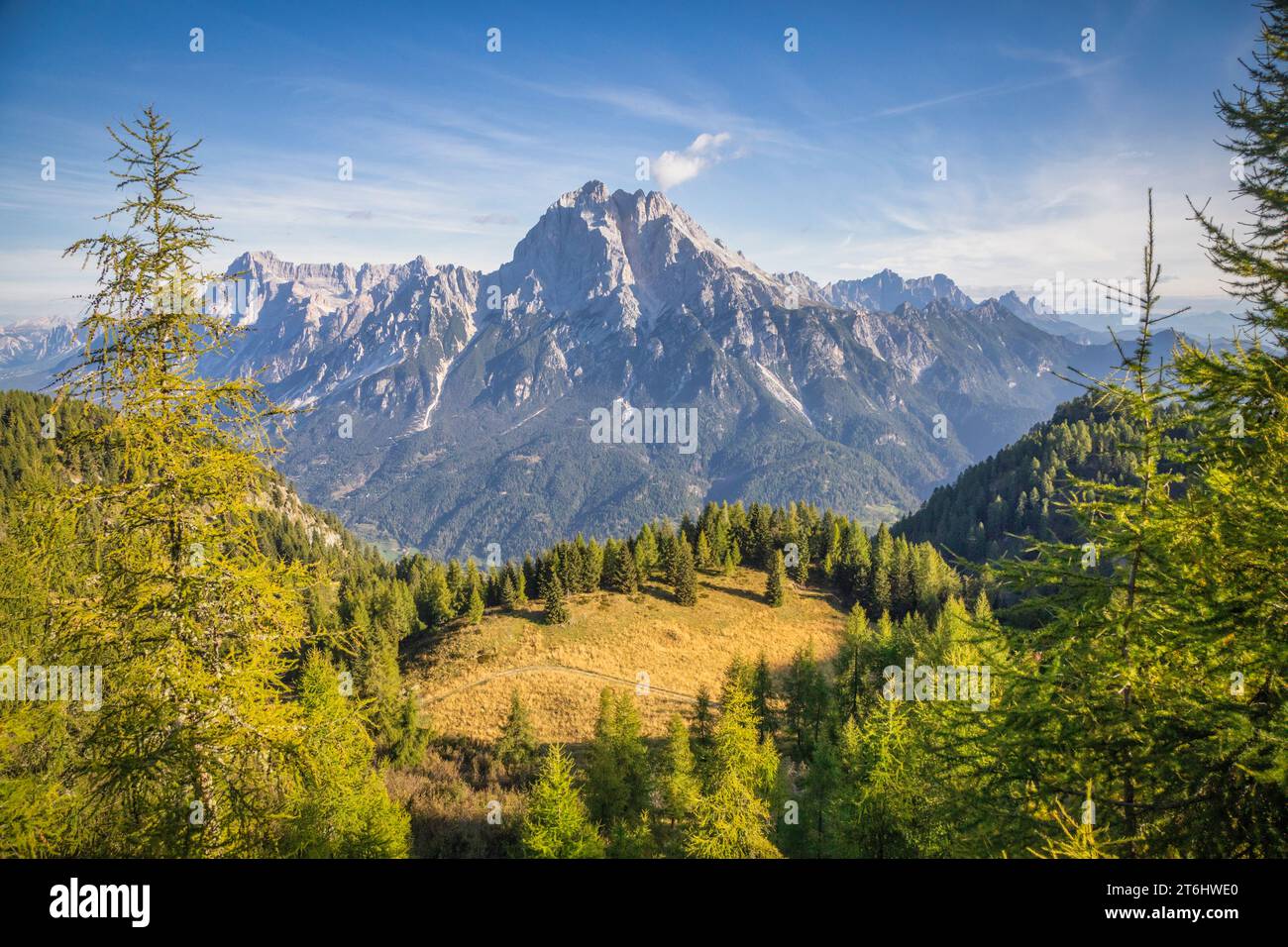 Italia, Veneto, provincia di Belluno, il monte Antelao visto dalla cima del Monte Rite, Dolomiti Foto Stock