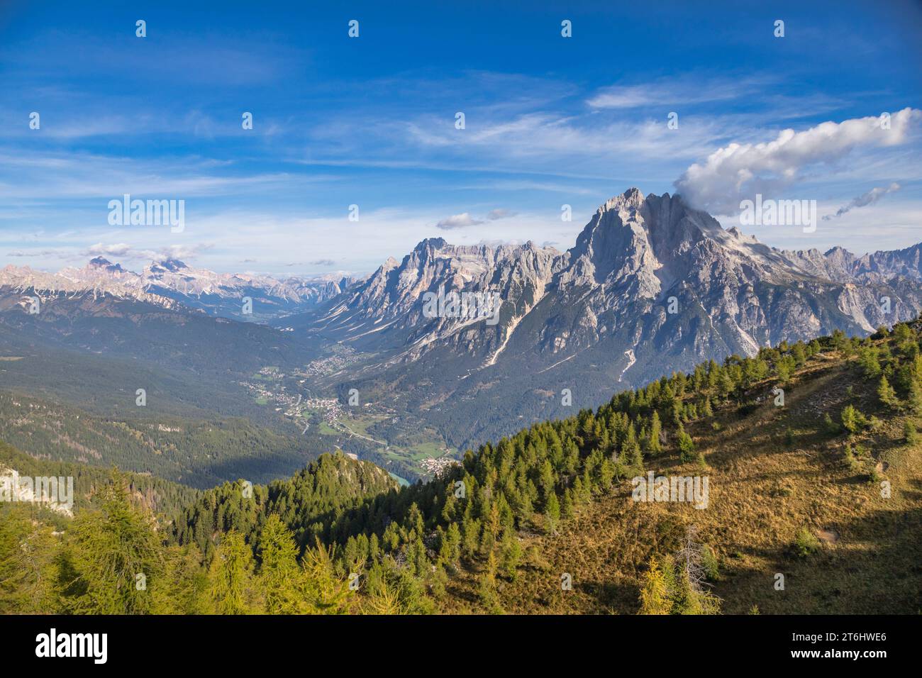 Italia, Veneto, provincia di Belluno, panorama della valle del Boite con i monti Antelao e Sorapis, vista dalla cima del Monte Rite, Dolomiti Foto Stock