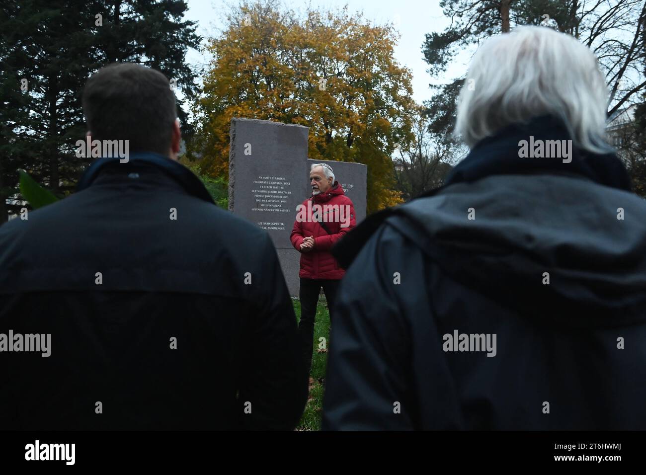 Opava, Repubblica Ceca. 10 novembre 2023. L'atto commemorativo del 85° anniversario della cosiddetta Kristallnacht, il pogrom in cui la sinagoga Opava fu distrutta, ma anche come espressione di sostegno alla lotta dello Stato di Israele contro Hamas, ebbe luogo al memoriale della sinagoga bruciata a Opava, il 10 novembre 2023. Nella foto Zdenek Jenik, un membro della comunità ebraica di Ostrava. Crediti: Jaroslav Ozana/CTK Photo/Alamy Live News Foto Stock