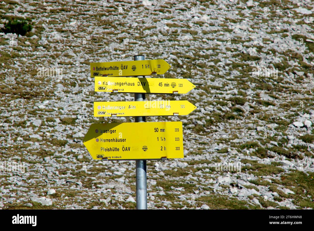Cartelli, indicazioni per il Lafatscher Joch per le destinazioni escursionistiche circostanti, Absam, Tirolo, Austria Foto Stock