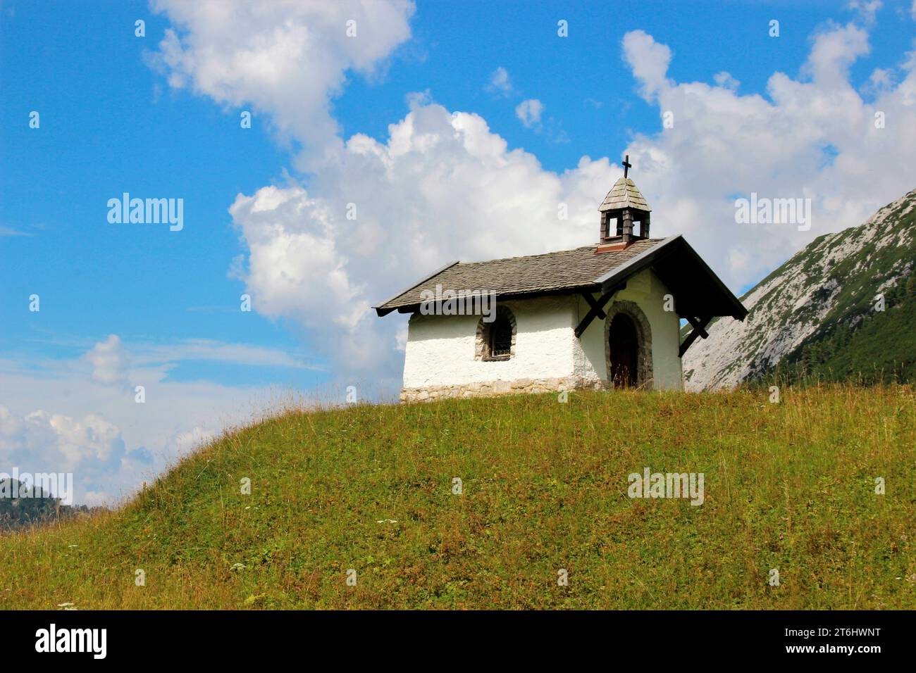 Halleranger Alm, cappella, estate, Karwendel, Tirolo, Austria Foto Stock