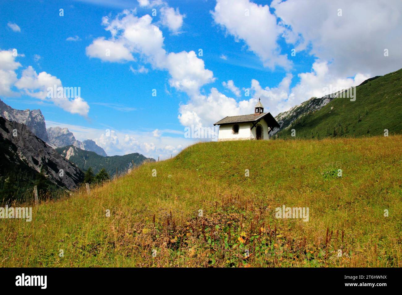 Halleranger Alm, cappella, estate, Karwendel, Tirolo, Austria Foto Stock