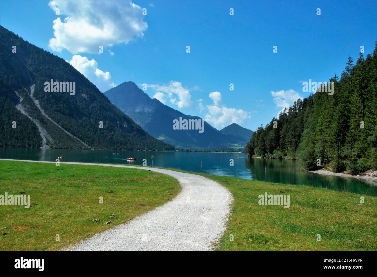 Foce del canale di Plansee in Heiterwanger SEE scattata in un'alta giornata estiva, Tirolo Zugspitz Arena, Tirolo, Austria, Europa Foto Stock