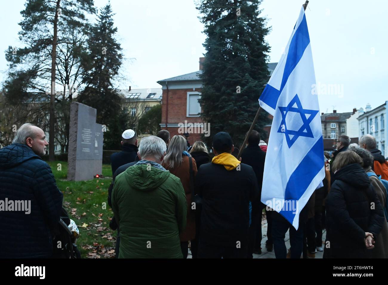 Opava, Repubblica Ceca. 10 novembre 2023. L'atto commemorativo del 85° anniversario della cosiddetta Kristallnacht, il pogrom in cui la sinagoga Opava fu distrutta, ma anche come espressione di sostegno alla lotta dello Stato di Israele contro Hamas, ebbe luogo al memoriale della sinagoga bruciata a Opava, il 10 novembre 2023. Crediti: Jaroslav Ozana/CTK Photo/Alamy Live News Foto Stock