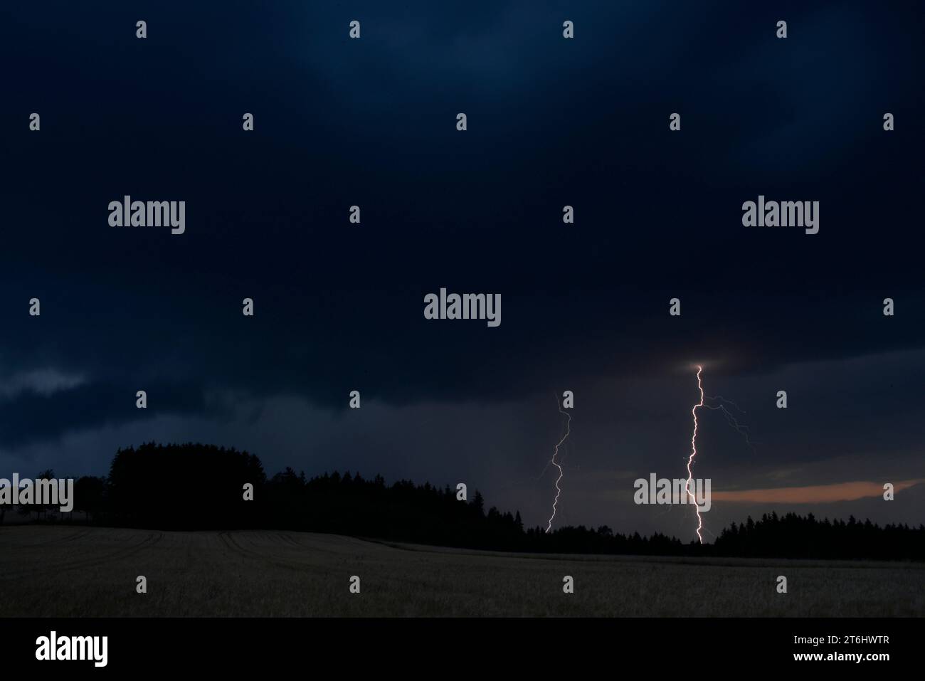 Paesaggio, atmosfera da temporale, fulmini Foto Stock