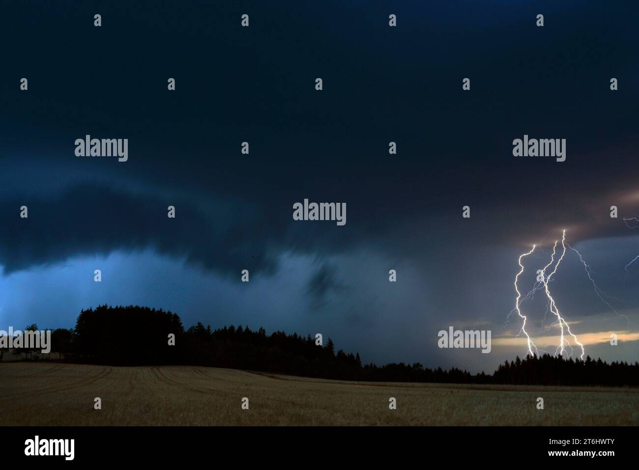Paesaggio, atmosfera da temporale, fulmini Foto Stock