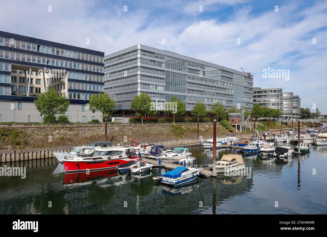 Duisburg, regione della Ruhr, Renania settentrionale-Vestfalia, Germania, porto interno di Duisburg, Marina Duisburg, il porticciolo nel porto interno di fronte agli edifici per uffici Mitsubishi Power Europe GmbH e nelle cinque barche posteriori con lo studio regionale WDR Duisburg Foto Stock