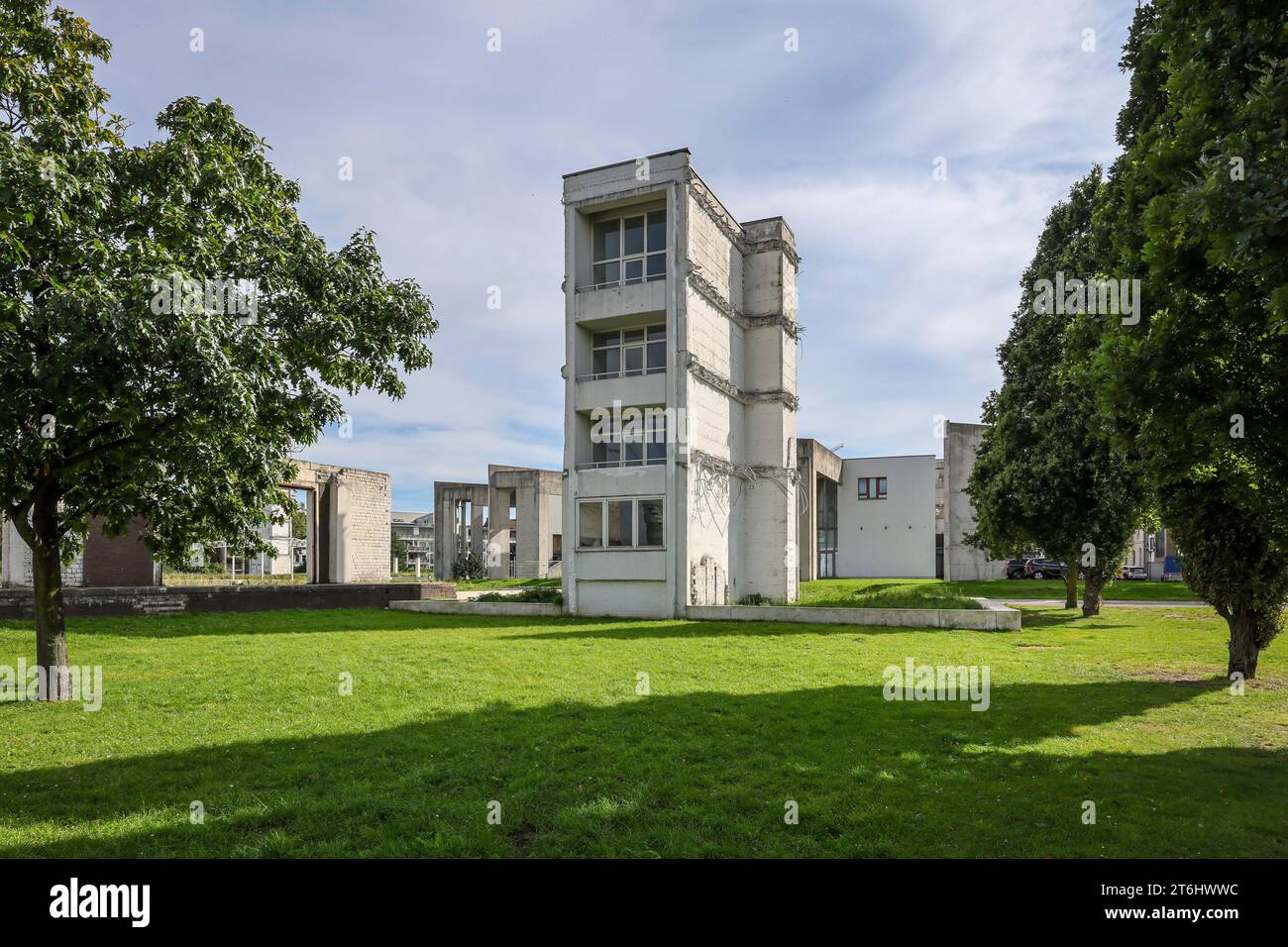 Duisburg, regione della Ruhr, Renania settentrionale-Vestfalia, Germania, Altstadtpark am Innenhafen Duisburg, qui resti strutturali di una scala (chiamata Ludwigsturm) nel Giardino della memoria, il Giardino della memoria è un parco cittadino nel porto interno di Duisburg, progettato nel 1999 secondo i piani di Dani Karavan, è il progetto più esteso dell'artista di Land-art in Germania fino ad oggi. Foto Stock