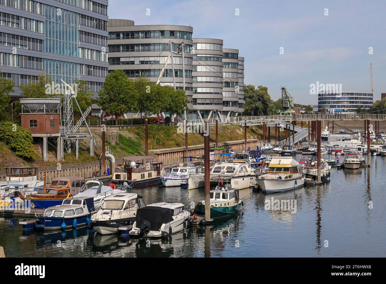 Duisburg, regione della Ruhr, Renania settentrionale-Vestfalia, Germania, porto interno di Duisburg, marina Duisburg, la marina nel porto interno di fronte all'edificio degli uffici Five Boats con lo studio regionale WDR Duisburg Foto Stock