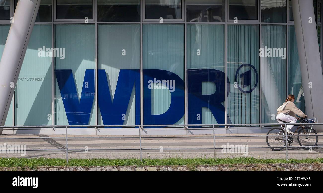 Duisburg, regione della Ruhr, Renania settentrionale-Vestfalia, Germania - Porto interno di Duisburg. Costruzione di cinque barche con lo studio regionale WDR Duisburg. Foto Stock