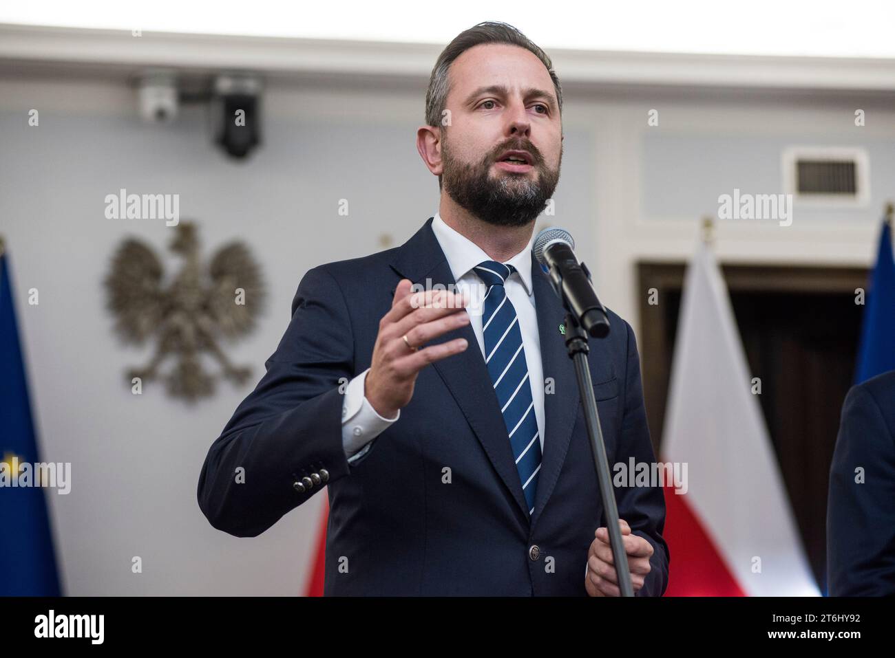 Wladyslaw Kosiniak-Kamysz, capo del Partito popolare polacco, parla durante una conferenza stampa in Parlamento. I leader dei partiti di opposizione polacchi hanno firmato un accordo di coalizione che stabilisce una tabella di marcia per governare la nazione nei prossimi quattro anni. I partiti hanno vinto collettivamente la maggioranza dei voti alle elezioni parlamentari del mese scorso. Il loro candidato per essere il prossimo primo ministro è Donald Tusk, un ex primo ministro che guida il più grande dei partiti di opposizione, la piattaforma Civica centrista. Tusk disse che le parti lavoravano per sigillare il loro accordo un giorno prima dell'indipendenza Foto Stock