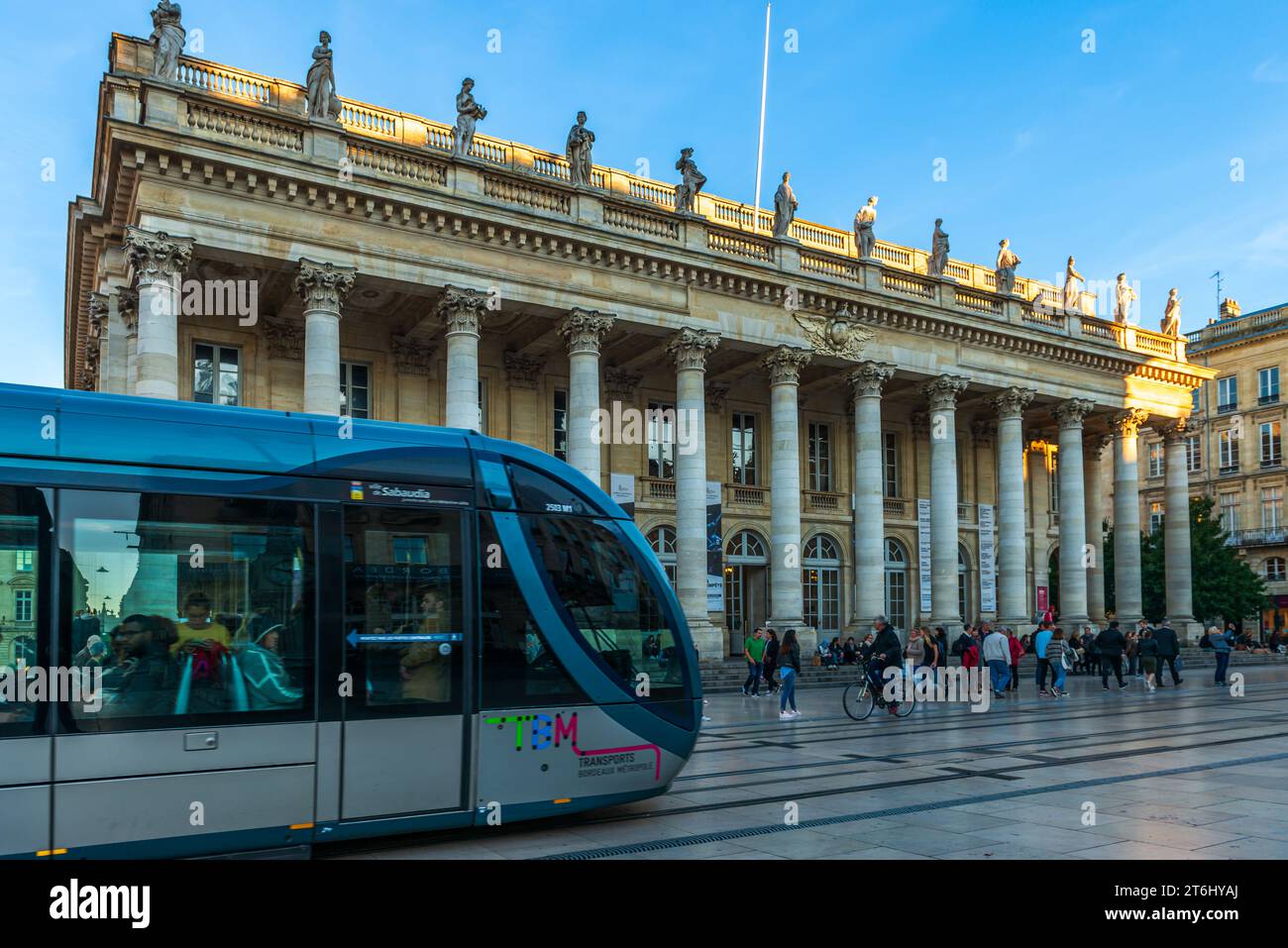 Il Grand Théâtre de Bordeaux e un tram che passa di fronte, in Gironde, Nouvelle-Aquitaine, Francia Foto Stock