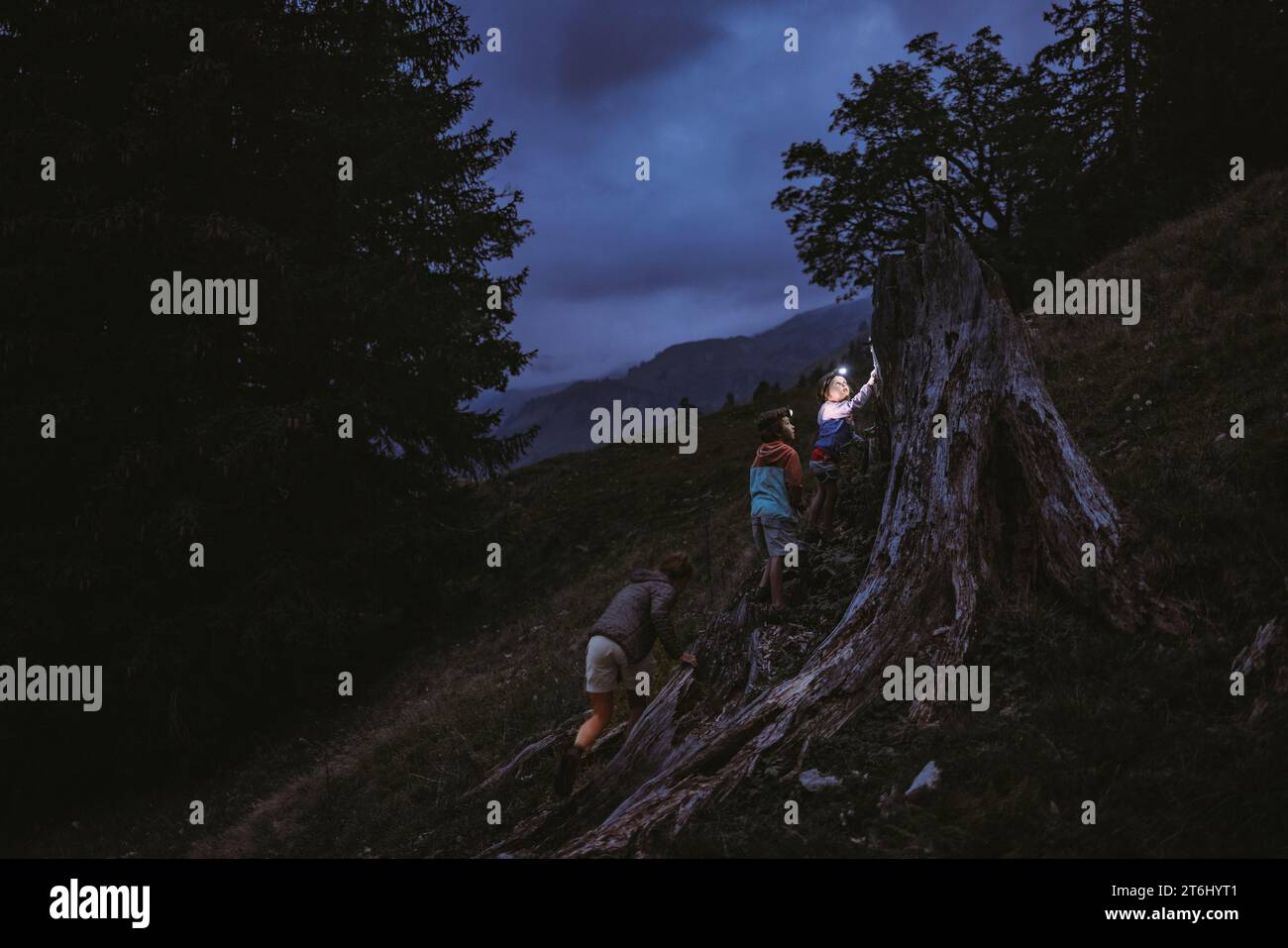 Tour per famiglie a Schwarzenberghütte, Hinterstein, Allgäu, Baviera, Germania Foto Stock