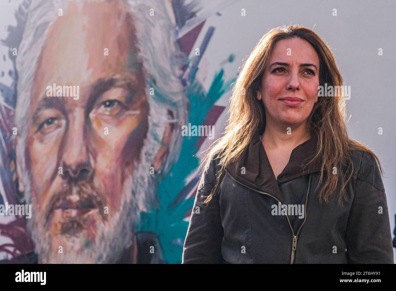 Julian Assange, murale svelato a Napoli murale dedicato a Julian Assange. È stato presentato oggi, 10 novembre 2023, nel quartiere Scampia di Napoli da Stella Morris, moglie ed ex avvocato del giornalista e attivista australiano, fondatore del sito Wikileaks, incarcerato nel Regno Unito dal 2019 con l'accusa di spionaggio per aver rivelato documenti segreti statunitensi. DSCF1816 Copyright: XAntonioxBalascox Credit: Imago/Alamy Live News Foto Stock