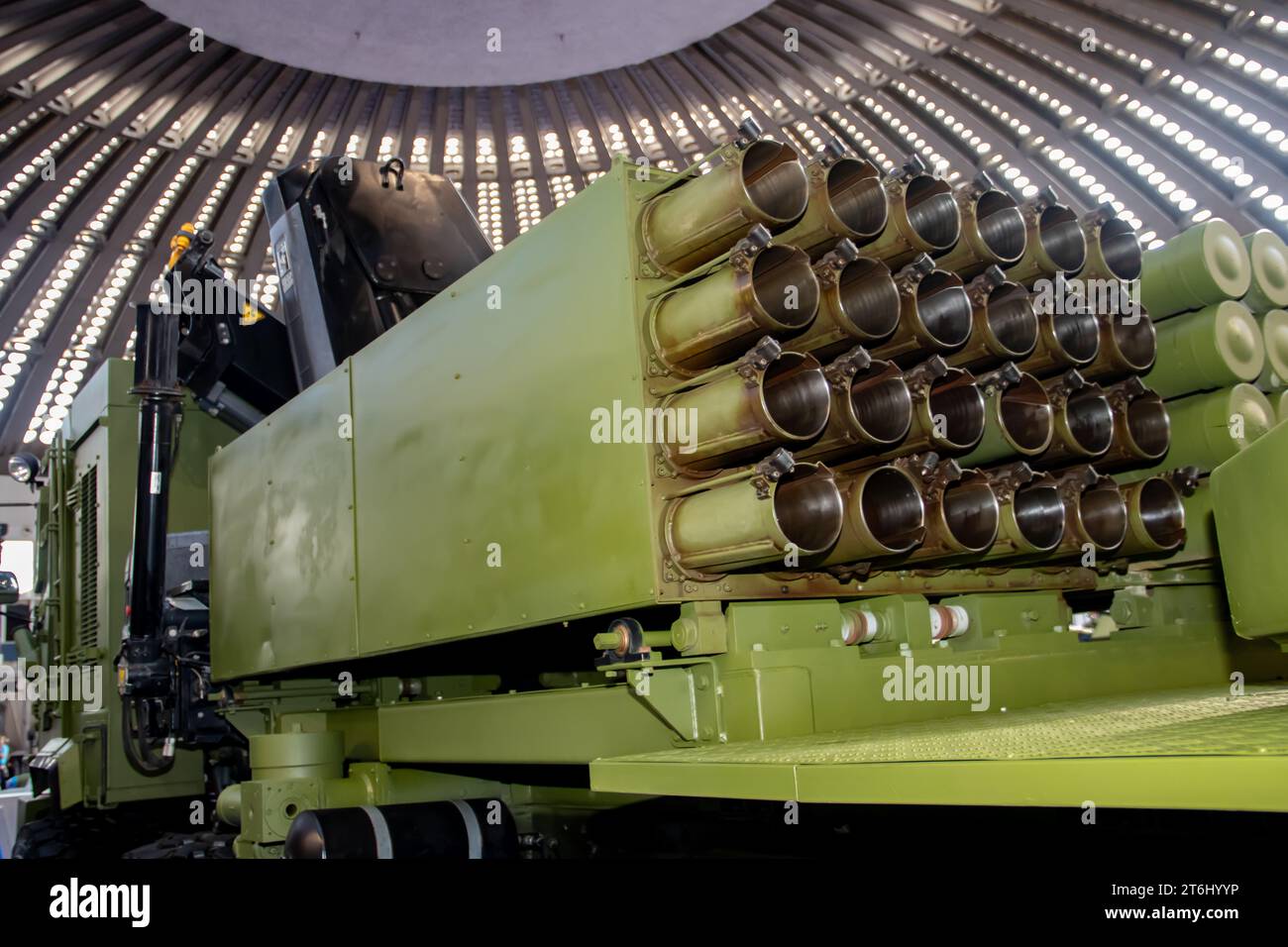 Lanciarazzi multi-canna (MRL) o sistema a razzo multiplo (MLRS) con 32 tubi di lancio del calibro 128 mm, equipaggiamento militare di guerra, esposti Foto Stock